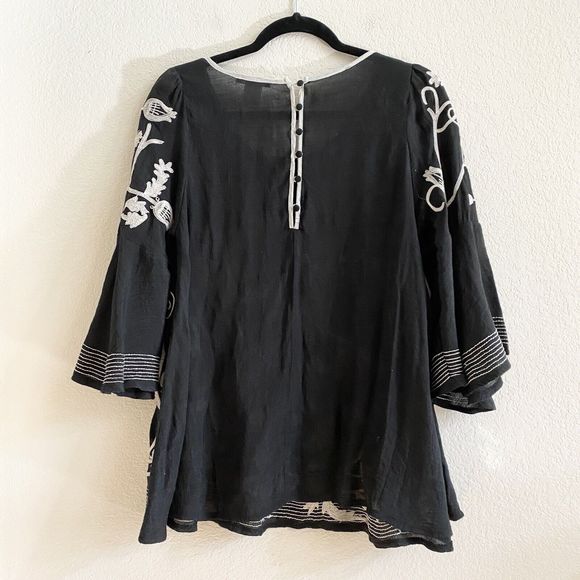 Esley Blouse Size M Embroidered Detail White Black Flowy Button Back‎ Top Blouse - Picture 7 of 8